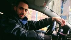 El joven conduce su auto en una app. El joven conduce su auto en una app.