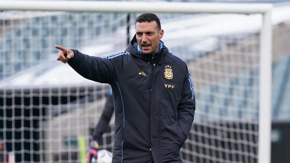 Lionel Scaloni presenció la práctica de un equipo del fútbol argentino en el predio de la AFA