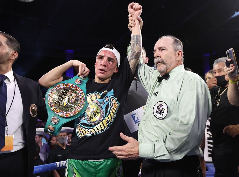 El mexicano ganó el galardón al Mejor Nocaut del Año.