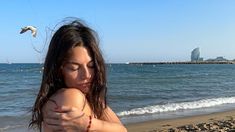 La modelo sigue mostrando sus postales vistiendo sus microbikinis favoritas. La modelo sigue mostrando sus postales vistiendo sus microbikinis favoritas.