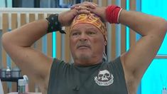 Walter Santiago quedó muy mal parado tras golpear a un compañero. Walter Santiago quedó muy mal parado tras golpear a un compañero.