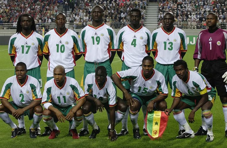 Arriba; Ferdinand Coly, Khalilou Fadiga, Papa Bouba Diop, Pape Malick Diop, Lamine Diatta y Tony Silva. Abajo; Omar Daf, El Hadji Diouf Moussa N'Diaye, Salif Diao y Aliou Cissé.