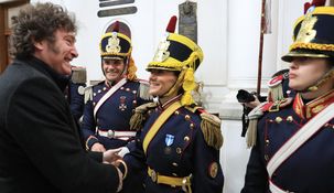 El Presidente con granaderos durante el acto. El Presidente con granaderos durante el acto.