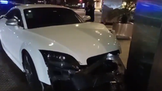 El vehículo Audi TT chocó las columnas del Hotel Hilton. El vehículo Audi TT chocó las columnas del Hotel Hilton.