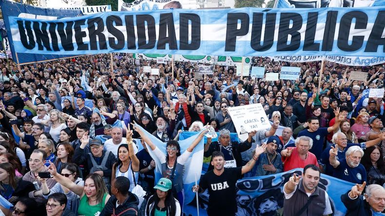 Docentes y no docentes reclaman una recomposición salarial del 33