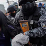 La Policía reprimiendo las manifestaciones en Bolivia contra el gobierno de Rodrigo Paz Pereira. La Policía reprimiendo las manifestaciones en Bolivia contra el gobierno de Rodrigo Paz Pereira.