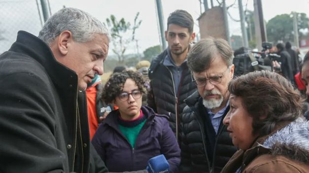 Pietragalla junto a familiares de detenidos.