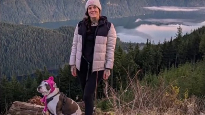 Una mujer arriesgó su vida y cayó 18 metros para salvar a su perro: Me agarré instintivamente a su arnés