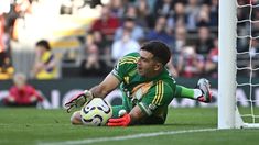 El Dibu Martínez vuelve a ser figura en el Aston Villa tapando un penal. El Dibu Martínez vuelve a ser figura en el Aston Villa tapando un penal.