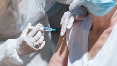 La vacuna refuerzo aumenta la protección a Ómicron. La vacuna refuerzo aumenta la protección a Ómicron.