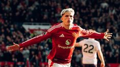 Con la victoria, Manchester United alcanzó los 11 puntos y se ubica en el décimo puesto de la Premier League. Con la victoria, Manchester United alcanzó los 11 puntos y se ubica en el décimo puesto de la Premier League.