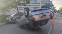 El auto volcó y el conductor no sufrió grandes heridas. El auto volcó y el conductor no sufrió grandes heridas.