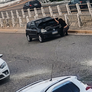 Impactante video: olvidó poner el frene de mano y fue atropellada por su propio auto Impactante video: olvidó poner el frene de mano y fue atropellada por su propio auto