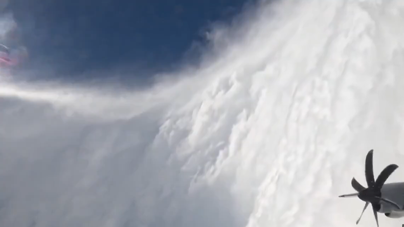 El impresionante video que muestra al huracán Mellissa por dentro en Jamaica.