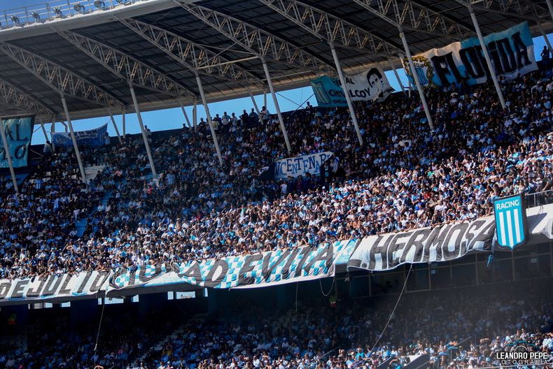 Hinchas de Racing denuncian que sus carnets QR fueron clonados.