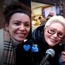 La conductora sorprendió a la artista callejera y cantaron juntas Honrar la vida. La conductora sorprendió a la artista callejera y cantaron juntas Honrar la vida.