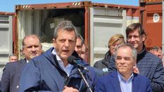 El ministro de Economía, Sergio Massa, junto al presidente de CGERA, Marcelo Fernández.