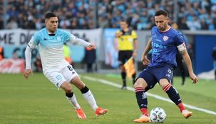 Juanfer Quintero presiona a Claudio Corvalán, capitán de Unión.