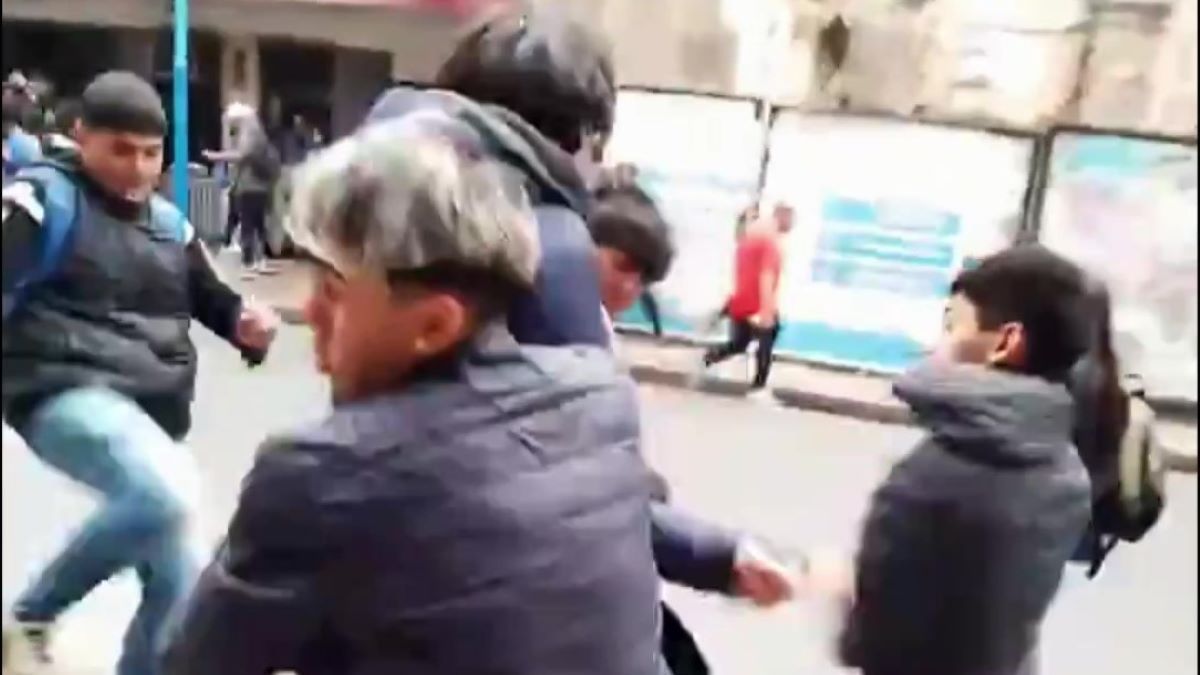 Video: brutal pelea entre estudiantes de dos colegios en pleno centro de  San Miguel de Tucumán