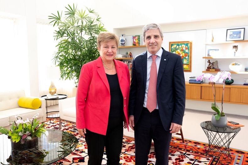 Luis Caputo junto a Kristalina Georgieva. Luis Caputo junto a Kristalina Georgieva.