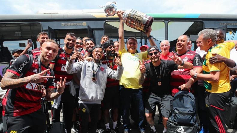 Bolsonaro junto a los jugadores de Flamengo.