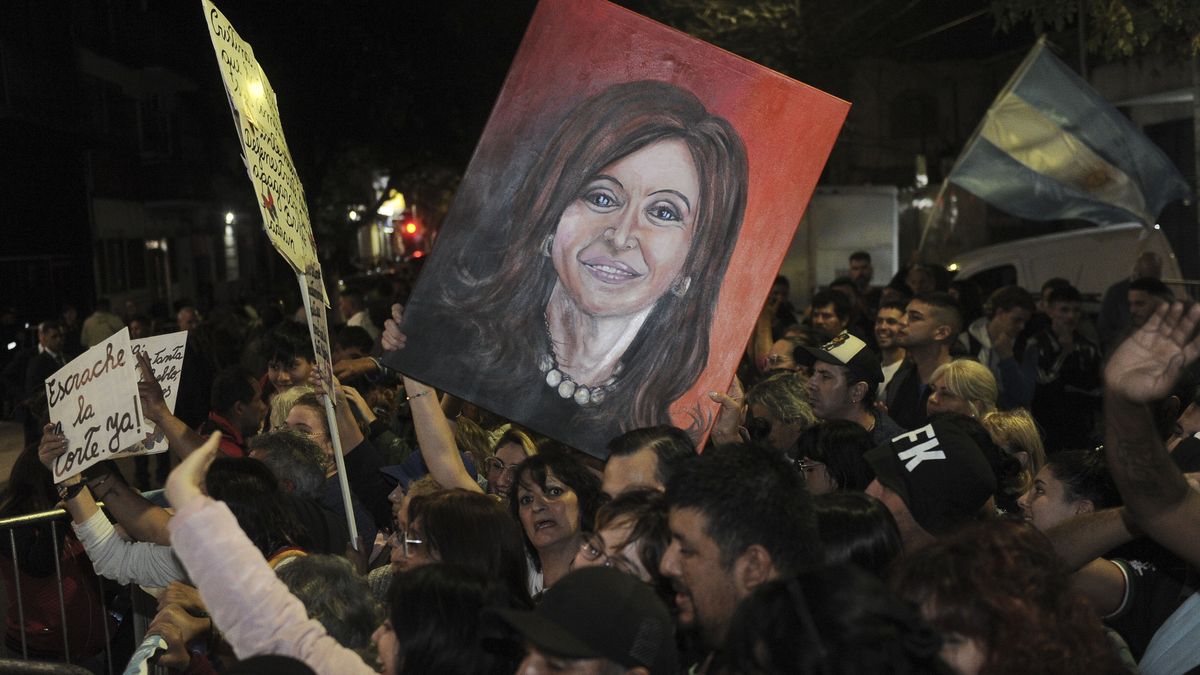 Una Multitud Recibi A Cristina Kirchner En La Puerta De C N