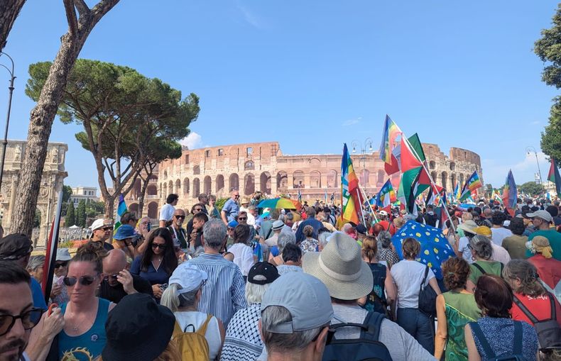 Multitudinaria marcha por la paz en Roma: Detengan la tercera guerra mundial