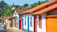 Con arquitectura del siglo XVIII y una rica vida cultural, Pirenópolis representa una alternativa diferente dentro del turismo en Brasil. Con arquitectura del siglo XVIII y una rica vida cultural, Pirenópolis representa una alternativa diferente dentro del turismo en Brasil.