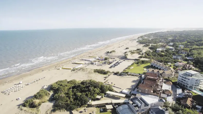 Las playas amplias permiten combinar descanso y deportes acuáticos.