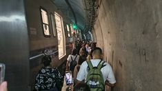 La evacuación se llevó a cabo en medio de un calor agobiante. La evacuación se llevó a cabo en medio de un calor agobiante.