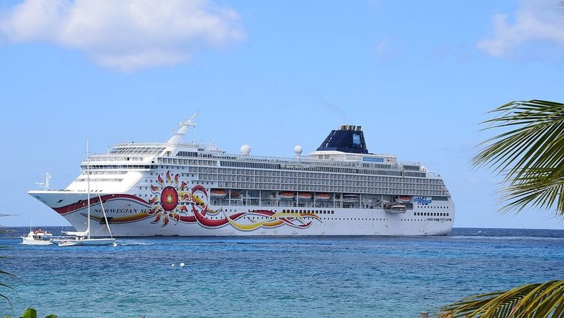 El Norwegian Sun chocó contra un iceberg en Alaska.