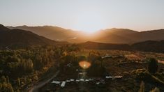 Un lugar tipico de Mendoza, con montañas, sol y agua Un lugar tipico de Mendoza, con montañas, sol y agua