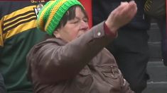 Una fanática de Aldosivi intentó mufar un ataque de River. Una fanática de Aldosivi intentó mufar un ataque de River.