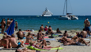 Los especialistas sugieren tomar sol con precauciones. Los especialistas sugieren tomar sol con precauciones.