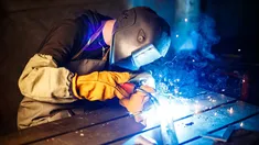 En marzo volvieron a caer el empleo y los salarios en el sector formal. En marzo volvieron a caer el empleo y los salarios en el sector formal.