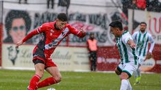 Los jugadores afrontaron el partido bajo la nieve. Los jugadores afrontaron el partido bajo la nieve.