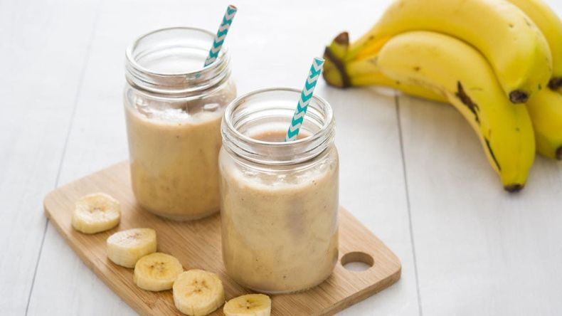 El licuado de leche de almendras, banana, nueces, arándanos, semillas de chía y proteína es una excelente opción para quienes desean mejorar su rendimiento físico  