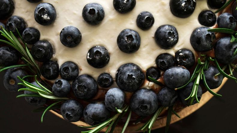 Esta tarta, más allá de ser un simple postre, representa un tributo a la temporada de cosecha de arándanos y a la creatividad en la cocina.