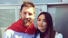 Lali junto a Lionel Messi. Lali junto a Lionel Messi.