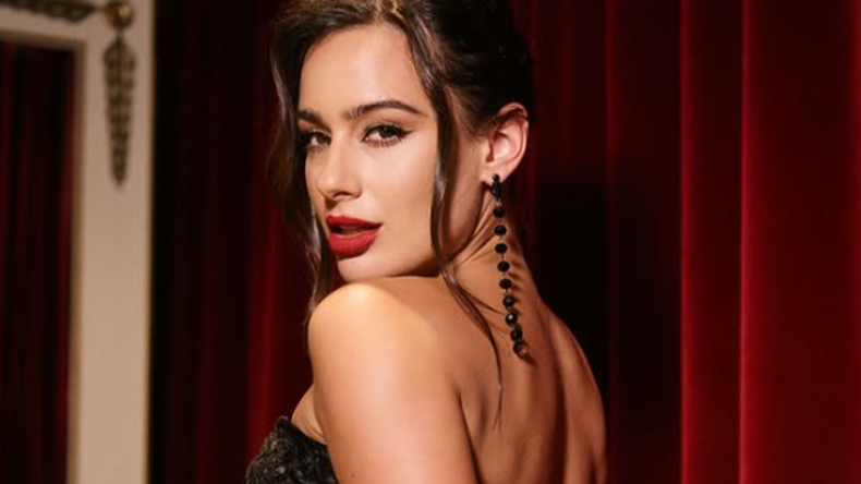 La bailarina deslumbró con su outfit con transparencias en la gala de la revista Gente.