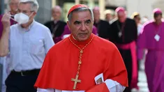 El cardenal Giovanni Becciu fue removido de sus cargos por el papa Francisco en 2020. El cardenal Giovanni Becciu fue removido de sus cargos por el papa Francisco en 2020.