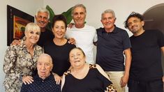 Burruchaga, Ruggeri, Giusti, Claudia Villafañe y amigos con el Doctor Bilardo. Burruchaga, Ruggeri, Giusti, Claudia Villafañe y amigos con el Doctor Bilardo.