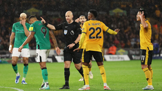 La inédita decisión de la Premier League: los árbitros deberán informar de qué equipo son hinchas. La inédita decisión de la Premier League: los árbitros deberán informar de qué equipo son hinchas.