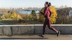 Concentrar la actividad física solo los fines de semana incrementa la sobrecarga en tendones y rodillas, elevando el riesgo de daños estructurales. Concentrar la actividad física solo los fines de semana incrementa la sobrecarga en tendones y rodillas, elevando el riesgo de daños estructurales.