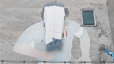 El mural de Diego Maradona en Nápoles tiene la cara tapada en medio de una protesta.