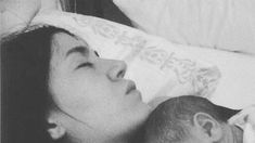 Barón con Momo recién nacido en su pecho Barón con Momo recién nacido en su pecho