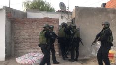 Los agentes durante uno de los procedimientos en Rosario. Los agentes durante uno de los procedimientos en Rosario.