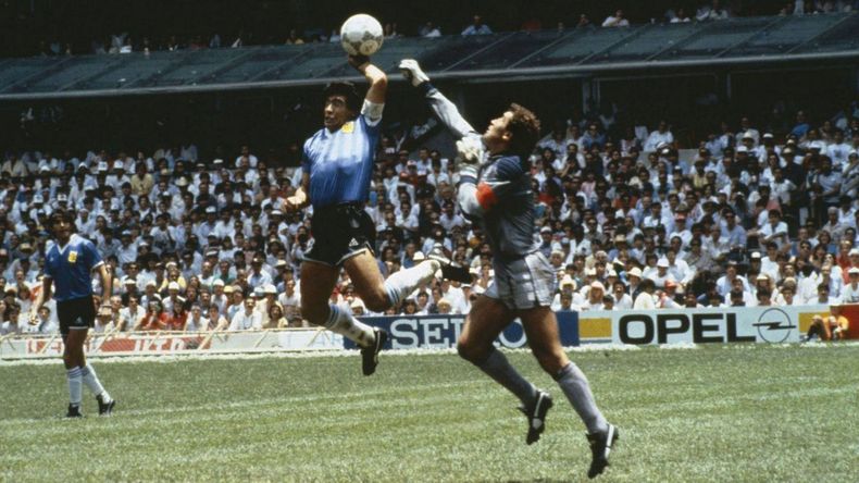 El arquero inglés fue polémico con la camiseta de Diego Maradona.