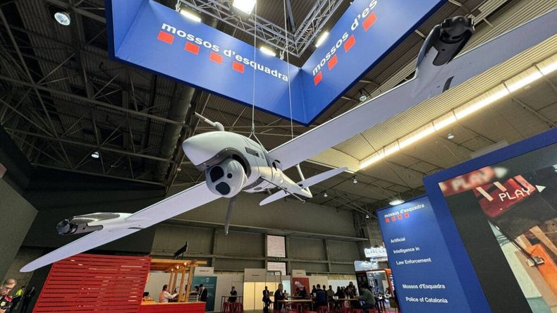 Los Mossos d'Esquadra, la policía autonómica de Cataluña, presentó una innovadora herramienta en el marco del Mobile World Congress de Barcelona: un dron transformable. 