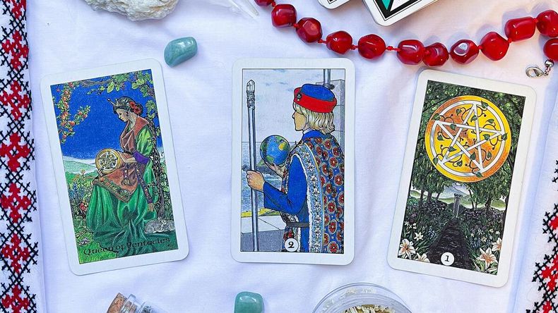 La carta El Sumo Sacerdote emerge como un arcano cargado de significado espiritual y sabiduría.